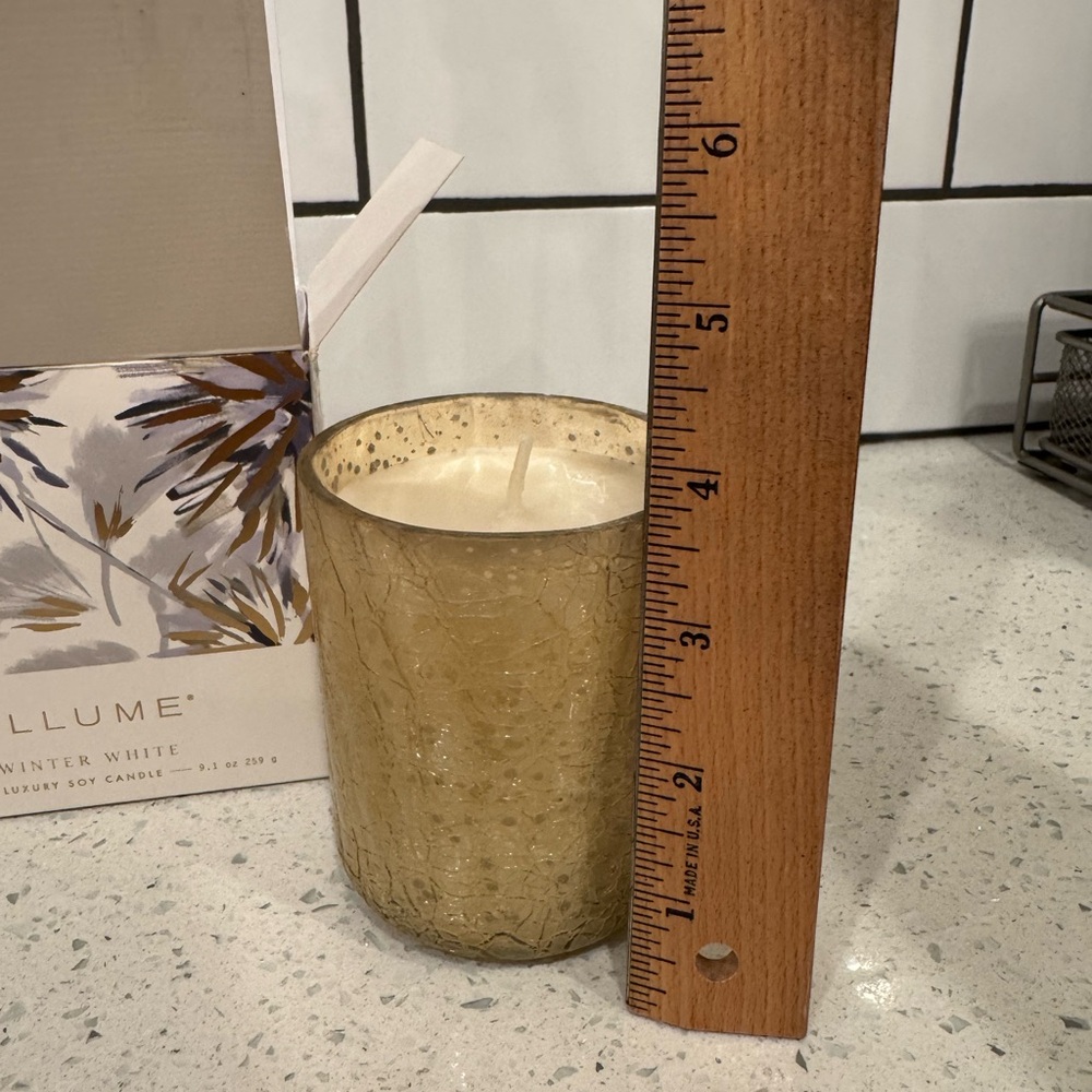 Illume Winter White Luxury Soy Candle — 9.1 oz (259 g) — New in Box - Picture 9 of 10